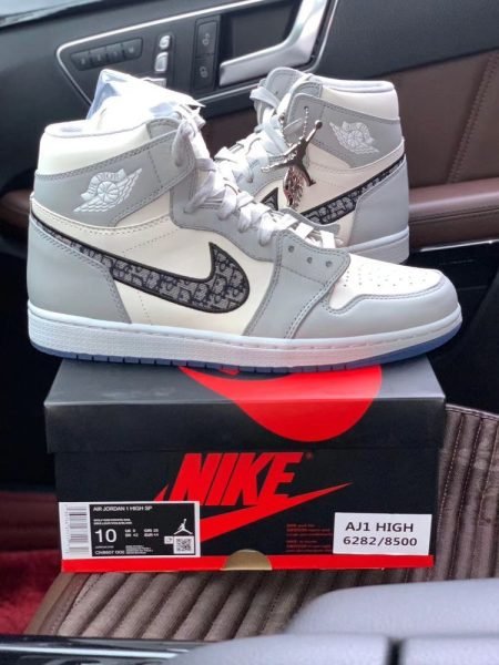 Air Jordan 1 Retro High Dior Shoes