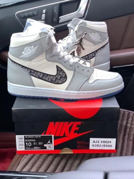 Air Jordan 1 Retro High Dior Shoes