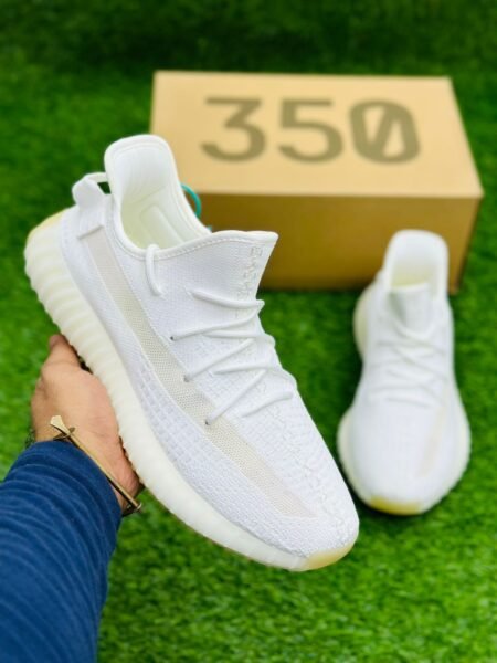 Whaite Adidas yezzy 350