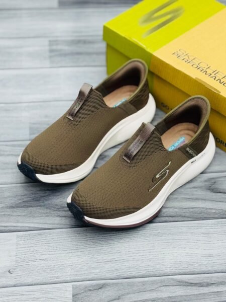 SKECHERS MAX CUSHION HAND FREE SLIP-INS