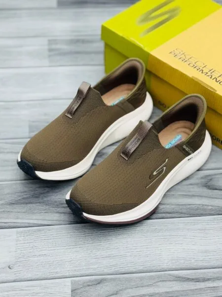 SKECHERS MAX CUSHION HAND FREE SLIP-INS