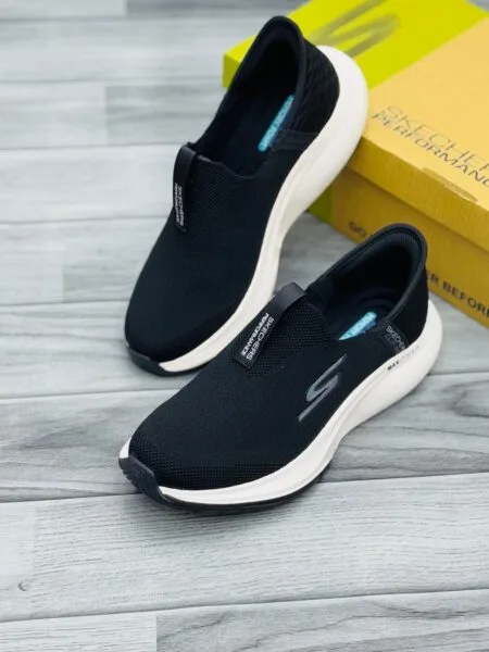 SKECHERS MAX CUSHION HAND FREE SLIP-INS