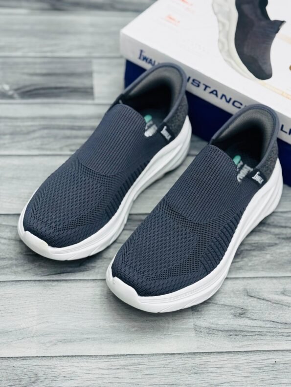 Comfortable wide fit to support long-distance walking.