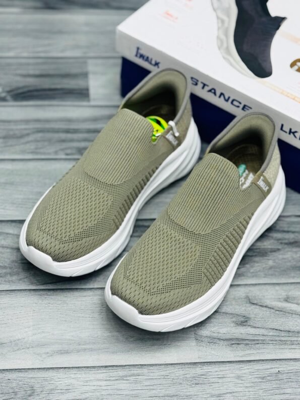 Lightweight design, easy slip-on style.